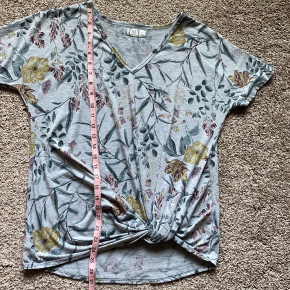 Gray Blouse w/Flowers - Picture 3 of 6